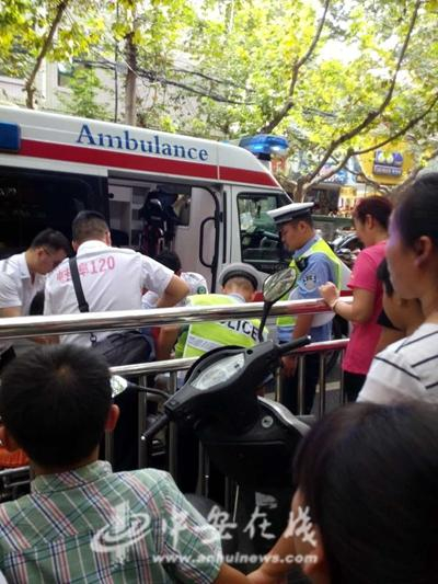 急救人员将受伤交警送往医院