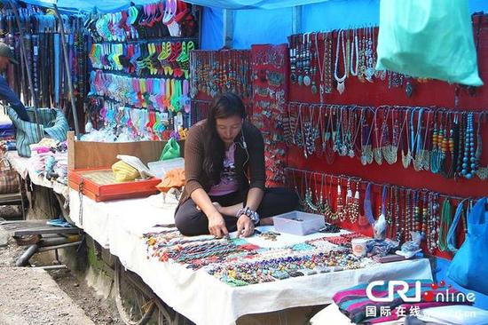 △“流亡藏人”小贩 来源：国际在线