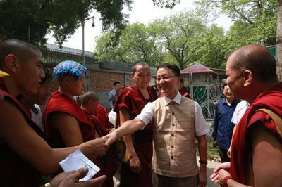 　　2016年7月5日，驻印度临时代办刘劲松专门看望慰问前往中国驻印度大使馆申办领事证件的旅印藏胞。来源：中国驻印度大使馆网站