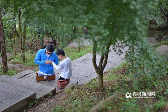 走了一段路程，小宇的手疼，陈州查看了一下，发现小宇的手上开始起水泡了