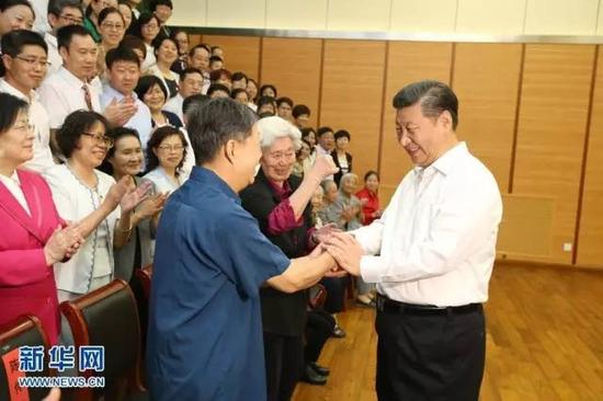 　　图为：2016年9月9日，中共中央总书记、国家主席、中央军委主席习近平来到北京市八一学校，看望慰问师生，向全国广大教师和教育工作者致以节日祝贺和诚挚问候。这是习近平看望慰问北京市和八一学校的教师学生代表。