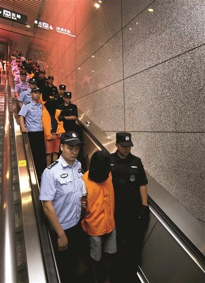  犯罪嫌疑人被押解到江苏。李响 张弼 摄