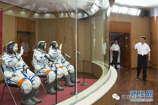 　　2013年6月11日，习近平来到酒泉卫星发射中心航天员公寓问天阁，为即将出征的航天员聂海胜、张晓光、王亚平壮行。李学仁 摄