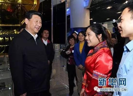 习近平和在展厅参观的优秀青年代表交谈。新华社记者 饶爱民 摄