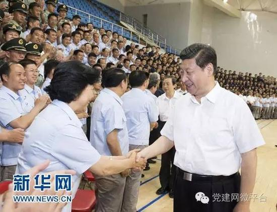 　　习近平总书记在神舟十号飞船发射成功后亲切接见参加这次任务的参研参试单位代表。（新华社记者李学仁　摄）