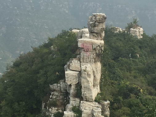 回访景区，涂鸦虽已被清洗，但仍留明显痕迹 &nbsp;摄/记者 张群琛 &nbsp;