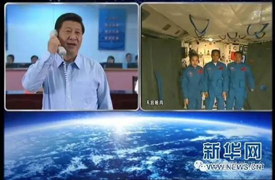 习近平总书记在北京航天飞行控制中心，同正在天宫一号内执行任务的航天员通话。（新华社发）