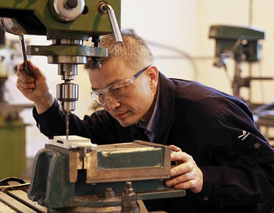 35年加工数十万飞机零件，没有出现一个次品的老航空工人胡双钱