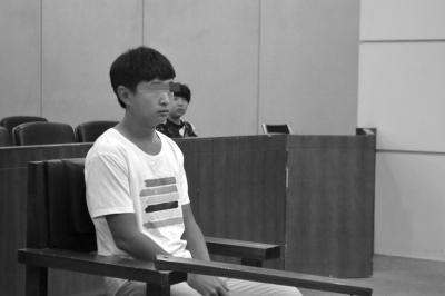 贾某在法庭上受审。法院供图