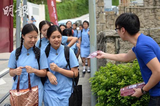 大部分学生不敢过马路避收取或弃垃圾桶