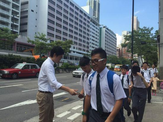 也有接过传单的学生