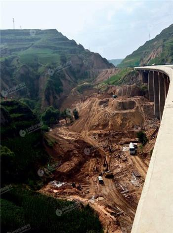 吕梁环城高速公路郭家沟1号大桥采空区治理工程现场《中国经济周刊》记者 曹煦 摄