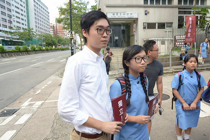 就读初三的陈同学则主动上前找陈浩天合照