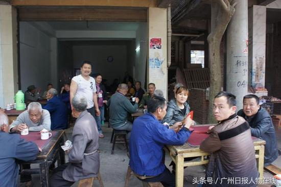 村里的人说起刘家“鬼宅”都闻之色变。
