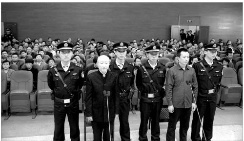 法庭上的张绪鹏（左二）和张绪刚（右二）。