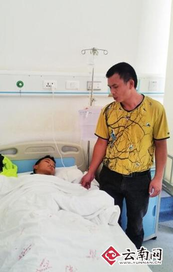 躺在病床上的小文虚弱不堪