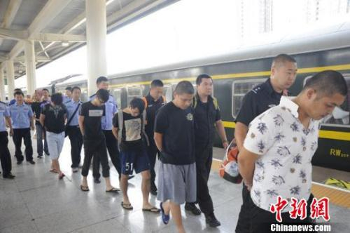 　　兰州市公安局城关分局民警历时6个多月，先后往返陇粤两省多个地区上万公里，摧毁了以航班延误退改签为诱饵的电信诈骗团伙，6名犯罪嫌疑人分别在广东深圳、东莞、顺德等地被抓获，并于8月7日被押解回兰州。　冯忠海 摄