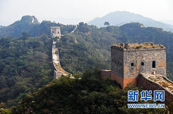 　　9月23日拍摄的锥子山长城大毛山段修缮后的容貌。在《长城保护条例》颁布10周年之际，辽宁绥中一段野长城最近成为舆论关注的热点。一边是作为国家文物 的野长城在修缮中被抹为“平板路”，一边是文物部门坚称是按程序进行维修。究竟是保护，还是破坏？记者进行了调查。新华社记者 杨青摄