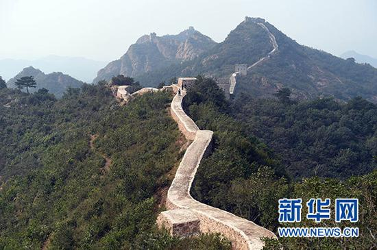 　　9月23日拍摄的锥子山长城大毛山段修缮后的容貌。在《长城保护条例》颁布10周年之际，辽宁绥中一段野长城最近成为舆论关注的热点。一边是作为国家文物 的野长城在修缮中被抹为“平板路”，一边是文物部门坚称是按程序进行维修。究竟是保护，还是破坏？记者进行了调查。新华社记者 杨青摄