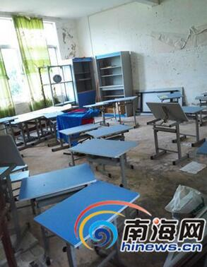 教室内课桌散乱。