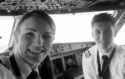 图为威廉姆斯与英国最年轻机师卢克-埃尔斯沃搭档