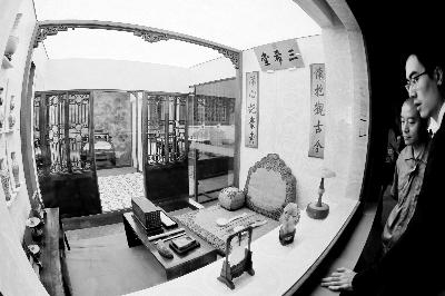 以往难以看到的养心殿三希堂被搬进了首博，吸引市民前来观看本版摄/记者 柴程