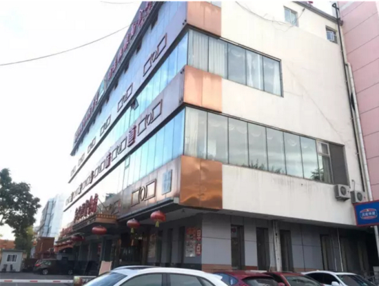 这座四层的商业楼，曾是南德集团的办公地，如今下面三层变成了饭店（每经记者 赵天宇 摄）