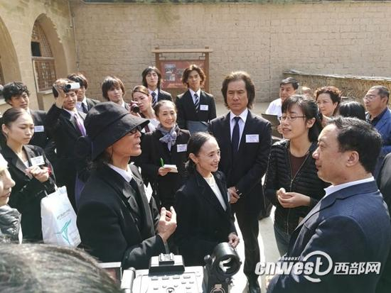 在梁家河村，松山芭蕾舞团邂逅到此调研的中央网信办、国家网信办副主任任贤良。