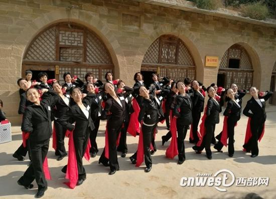 　　9月30日上午，松山芭蕾舞团来到延川县梁家河村，为当地群众表演了《天鹅湖》、《白毛女》、《保卫黄河》等芭蕾舞选段