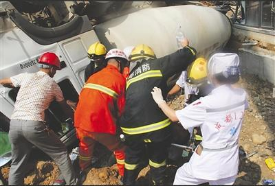 被困司机被消防队员救出