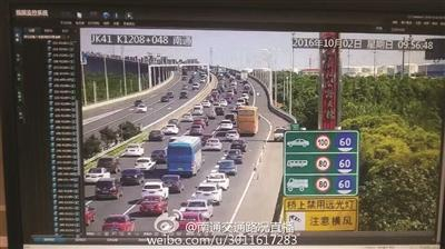 苏通大桥昨车辆排起长龙。视频截图