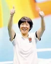 郎平，1960年12月10日出生于天津市，满族，前中国女子排球运动员，现任中国女排主教练。