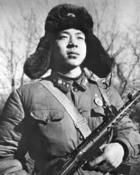 　　雷 锋（1940-1962），男，汉族，湖南省望城县人，中共党员。1960年入伍，生前系中国人民解放军65639部队汽车连班长。