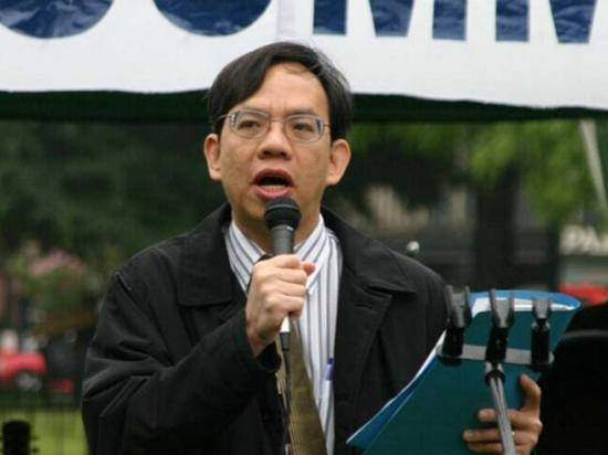 越新党领导之一邓武振2005年参加某反华组织活动，称期待某反中共宣传资料的越文版