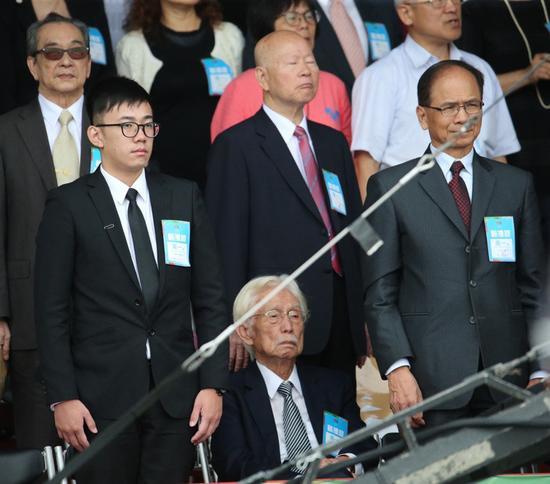 “台独”大佬辜宽敏（前中）则全程未起立（来源：台湾联合新闻网）