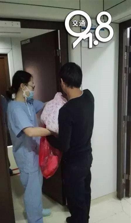 “小爸爸”仔细端祥着出生几天的女儿，喜忧交集。