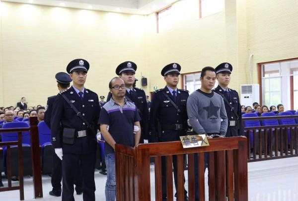 被告人王杰（左一）在法庭上。隆林各族自治县人民法院官网