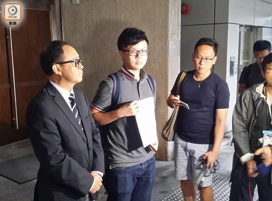  城市大学专业进修学院学生莫嘉杰昨日在律师陪同下到最高法院上诉。