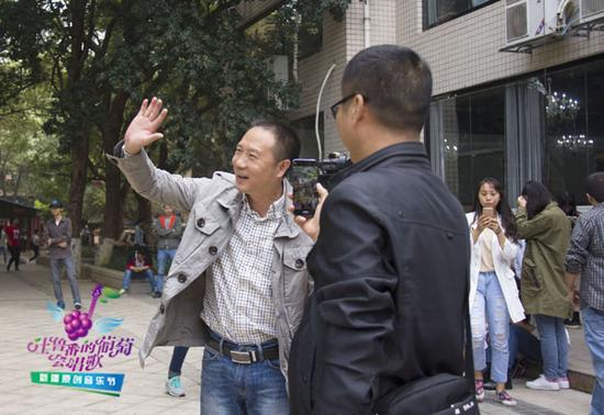 中南林业科技大学旅游学院院长、教授钟永德通过网络视频连线与吐鲁番的主播们打招呼。石介平 程高飞 摄