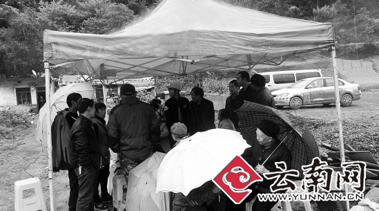 　　家属聚集在事发现场旁