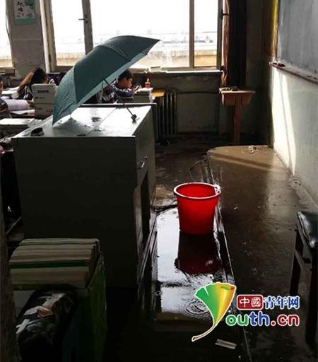 地面一片积水。
