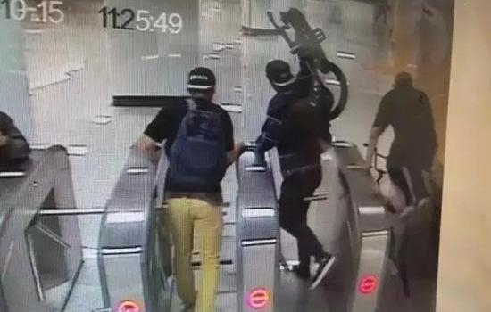 事发时的监控画面。