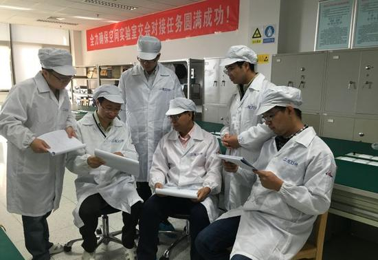 孙武（右三）和蒋清富（左二）带领团队为交会对接做准备