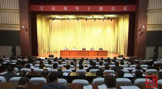 　　今天（10月19日）上午，全市领导干部会议召开，会议宣布了省委关于中共酒泉市委主要领导职务及领导班子任免文件。