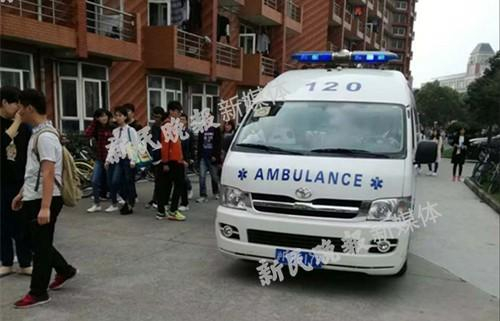 　　图说：医护人员和救护车到场 来源：网友图