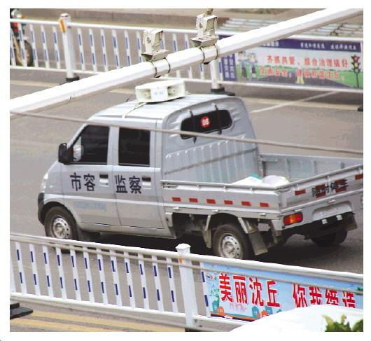 　　图为一辆无牌市容监察执法车从沈丘县检察院门口驶过。