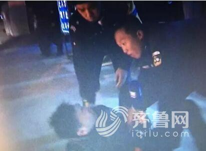 山东广播电视台齐鲁频道记者被推倒在地