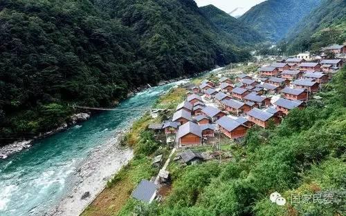 独龙江畔的独龙族新居。