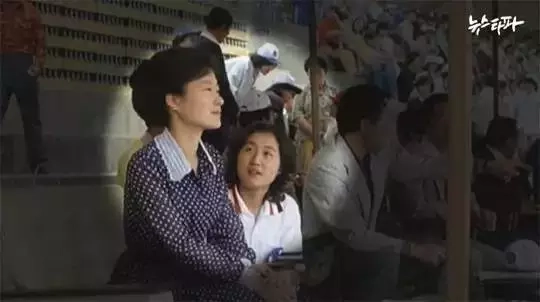 ▲年轻时的朴槿惠和崔顺实