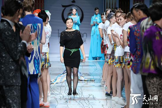 　新疆服装设计师陶陶走上中国国际时装周T台